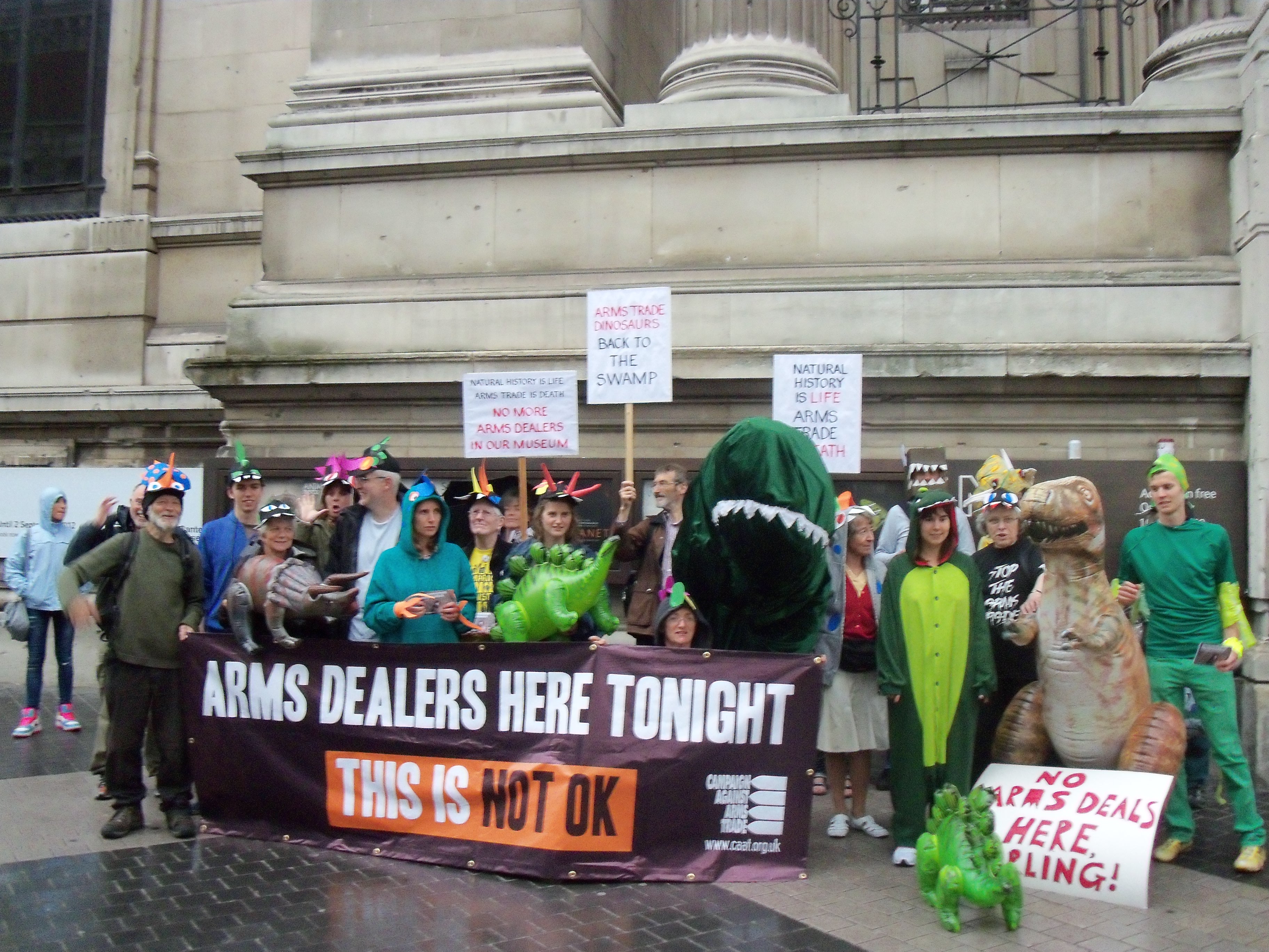 103_0122 Dinosaurs protest outside the NHM